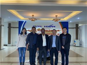 الاحتفال بالشراكة حيث يستكشف زبوننا مصنع أحدث البطاريات لدينا