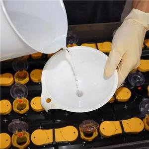 كيفية ملء الماء في البطارية الرافعة