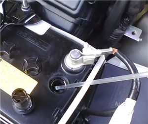 خطوات لإضافة الماء إلى بطارية الرصاص الحمضية